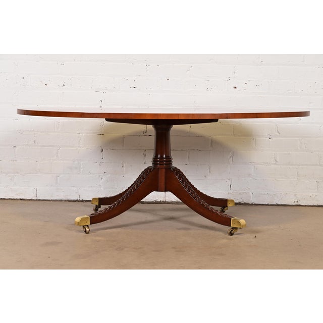 An exceptional Georgian or Regency style pedestal coffee table In the manner of Baker Furniture USA, Late 20th Century...