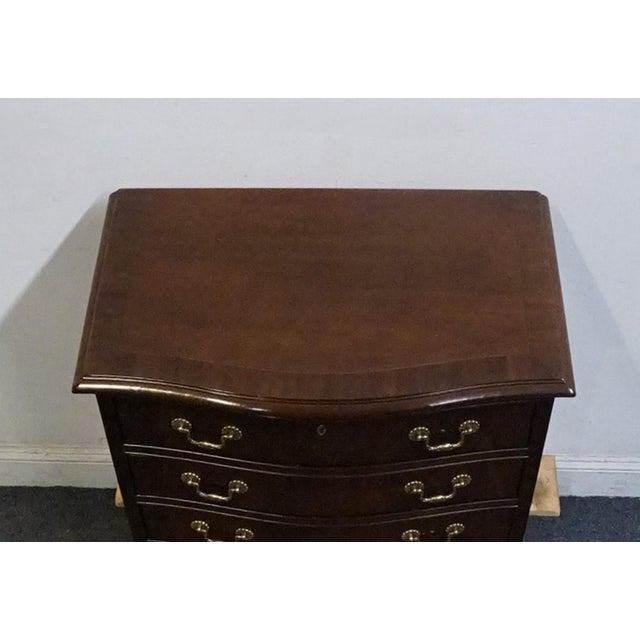 Drexel Heritage Heirlooms Collection Traditional Style Banded Mahogany 28" Chairside Chest / Nightstand 070-620-6 For Sale - Image 9 of 15