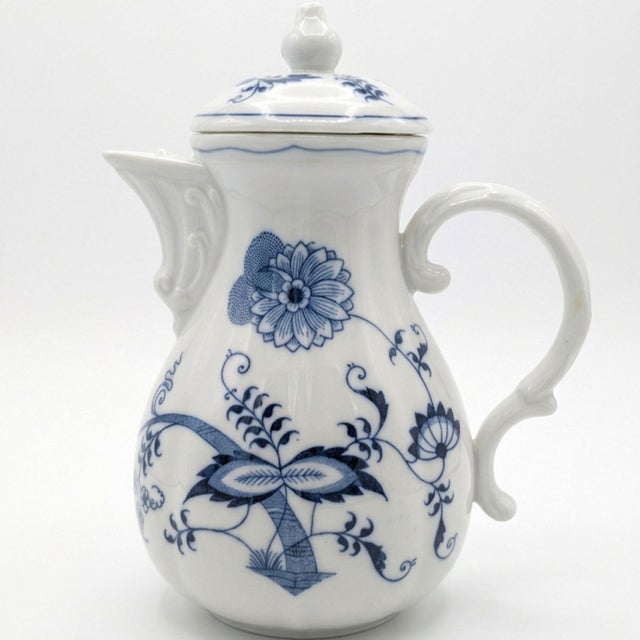 1950s Mid-Century Blue Danube "Blue Onion" Porcelain Coffee Pot - Made in Japan For Sale - Image 5 of 5