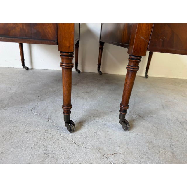 1960’s Vintage Weiman Heirloom Quality Mahogany & Tooled Leather Top Tiered End Tables on Casters – A Pair For Sale In Miami - Image 6 of 12