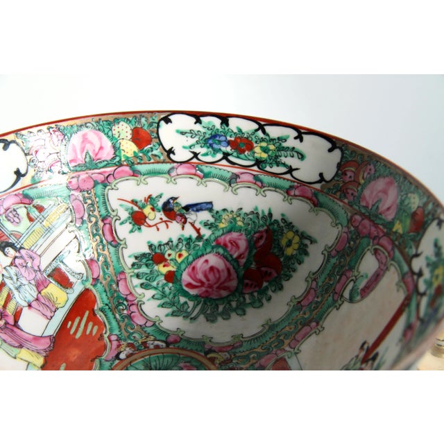 Vintage 10" Rose Medallion Hand Painted Chinese Export Decorative Serving Bowl For Sale In Providence - Image 6 of 9