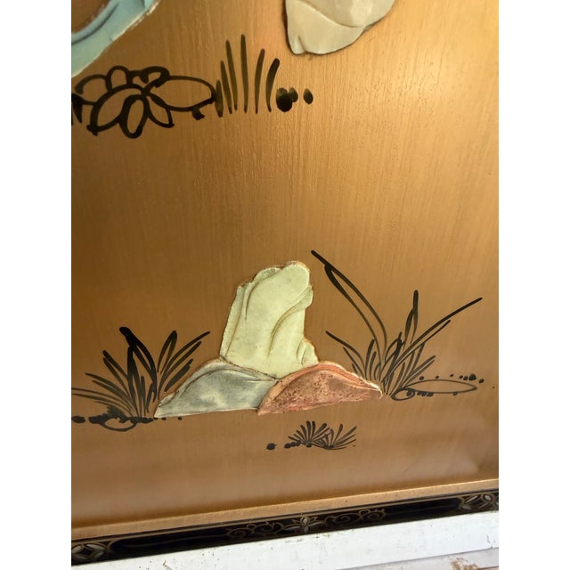 1960s Vintage 34” Hong Kong Mother of Pearl Shell Inlay Asian Lady Wall Plaques Gold Chinoiserie – Pair For Sale - Image 5 of 10