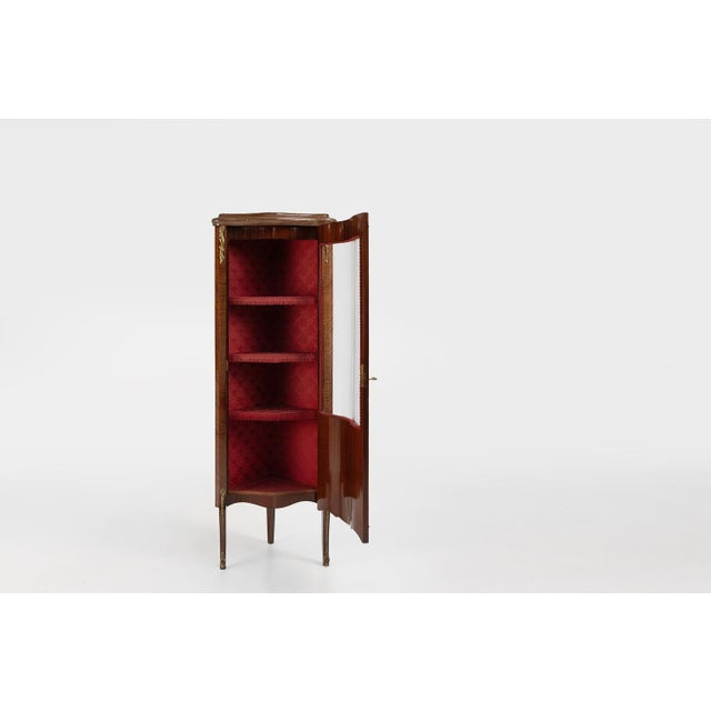 French Louis XV Style Corner Display Cabinet with Arched Glass, 1950 For Sale - Image 3 of 17