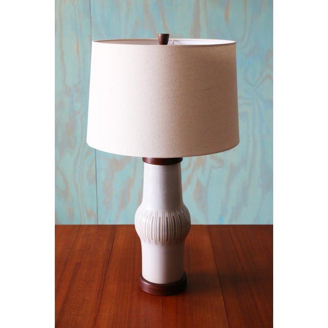 Mid-Century Modern 1960s Gordon and Jane Martz M-166 Lamp for Marshall Studios White With Tan Incisions For Sale - Image 3 of 9