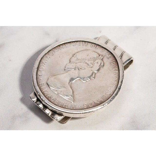 Traditional Fantastic Large Vintage Sterling Silver Money Clip 1971 Bahamas Islands Queen Elizabeth II Coin Gentleman’s Accessory British Royalty For Sale - Image 3 of 11