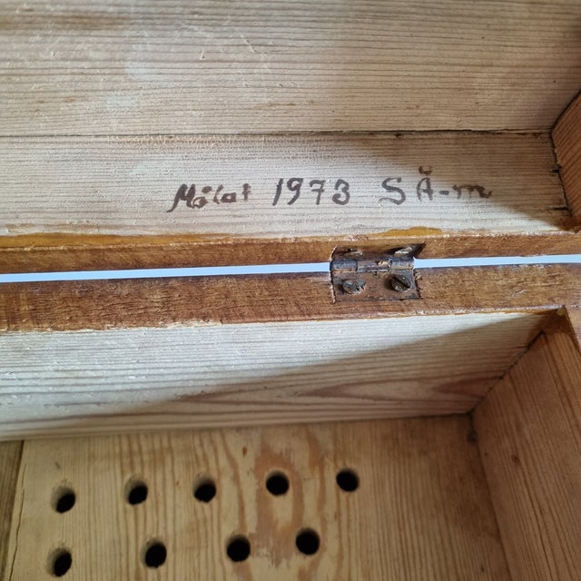 Swedish Sockerskrin Sugar Box Masur Birch Kurbits Folk Art 1973 Signed For Sale - Image 6 of 7