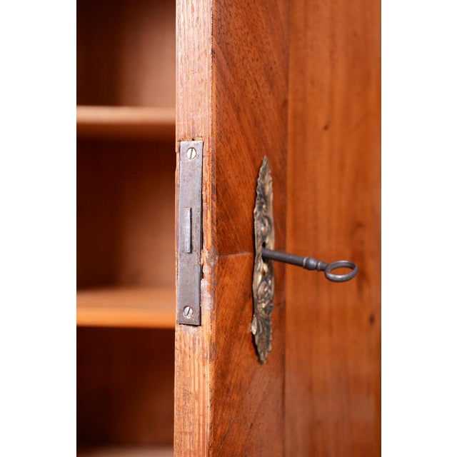 Biedermeier Cabinet in Walnut, Austria, 1830s For Sale - Image 3 of 18