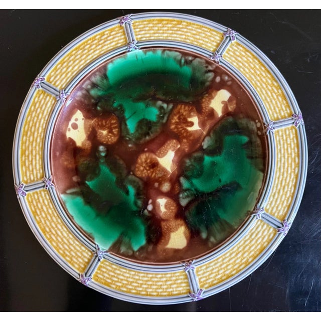 19th Century Wedgwood Majolica Plate With Basketweave Rim For Sale - Image 9 of 11