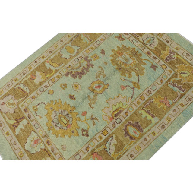 This modern Turkish Oushak rug is a stunning piece of art that has been handwoven using traditional techniques by skilled...