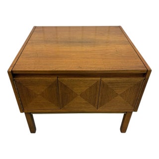 Mid-Century Modern 1960s Walnut Lane Side End Table For Sale