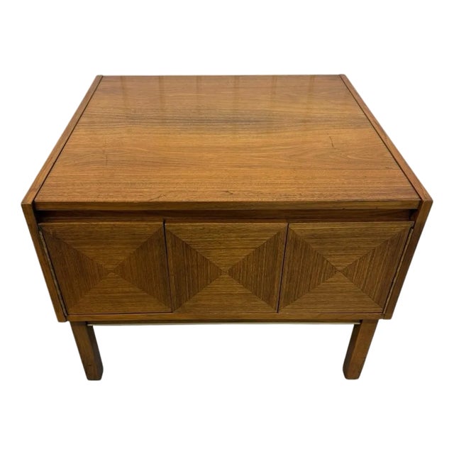 Mid-Century Modern 1960s Walnut Lane Side End Table For Sale
