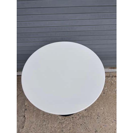 Mid-Century Modern Eero Saarinen for Knoll Round Tulip Table with Quartz Vetro Bianco Top For Sale - Image 3 of 8
