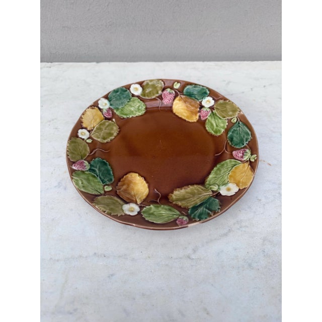 Luneville 19th Century French Majolica Strawberries Plate Luneville For Sale - Image 4 of 7