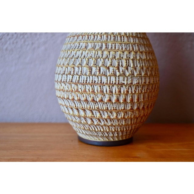 Recognizable by its hand-scarred surface, this Alfred Krupp terracotta vase dates from the 1970s. A good size, the vase's...
