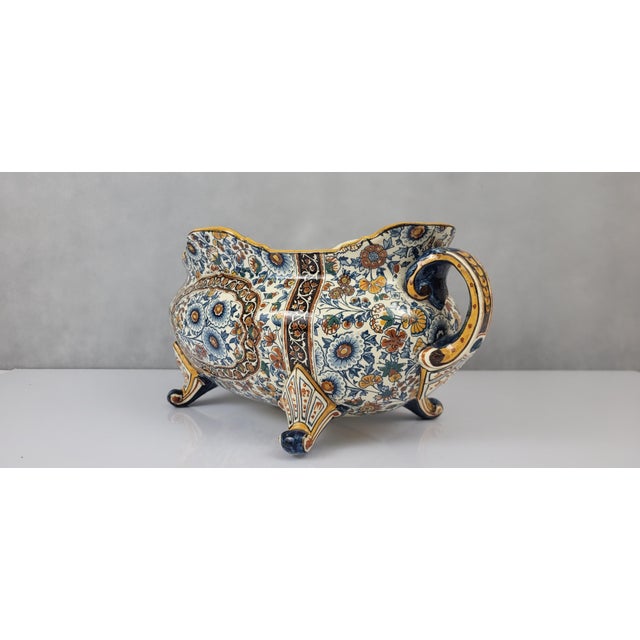 Earthenware Planter with Middle Eastern Decor from Gien, 19th Century For Sale - Image 3 of 11