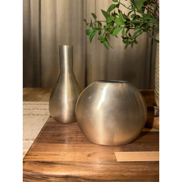 Silver Set of 2 Crate & Barrel Cooper Brushed Metal Vases – Modern Sculptural Decor For Sale - Image 8 of 9