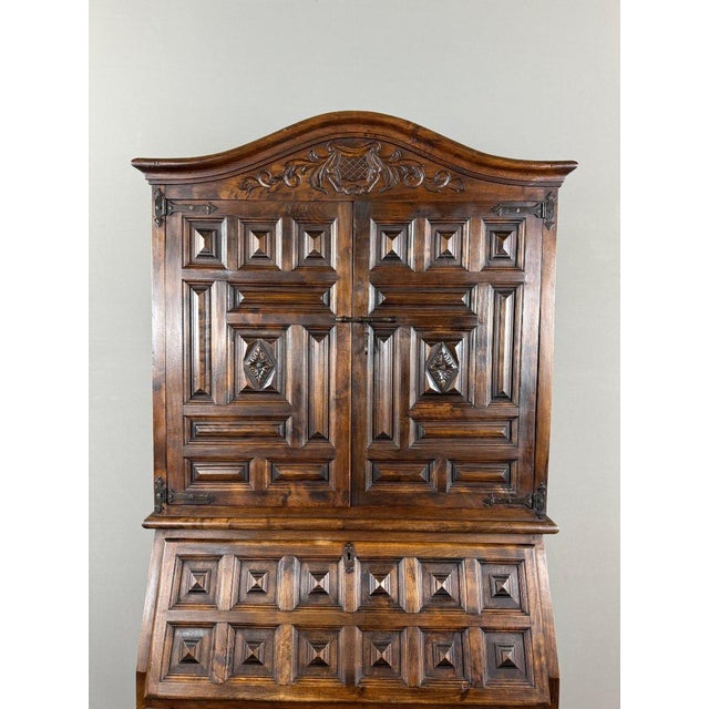 19th Century Neo-Renaissance Carved Wooden Writing Desk, in Very Good conditions. Designed before 1890