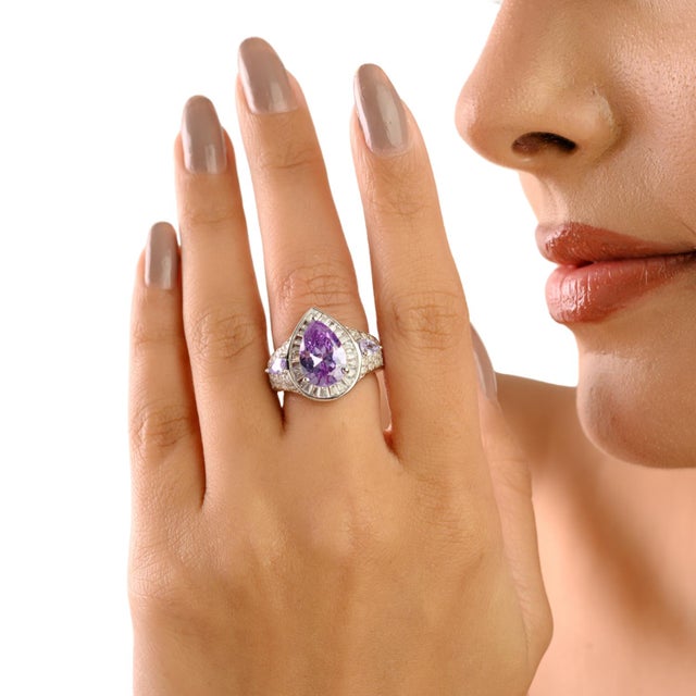 Pear Cut Zirconia Cluster Bold Ring Crafted in Sterling Silver - Size 8 For Sale - Image 4 of 11