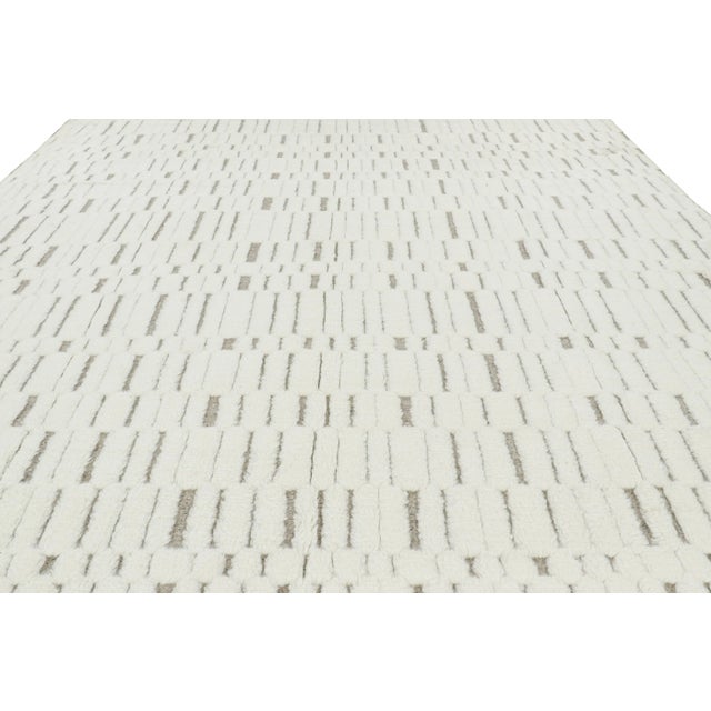 This hand-knotted wool 10x14 rug belongs to an exciting new line in Rug & Kilim’s Modern Collection, with a play of simple...