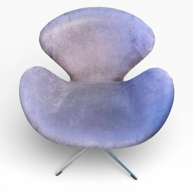 Mid-Century Purple Swivel Lounge Chair with Chrome Base, 1970s, in Flawless conditions. Designed 1970 to 1979