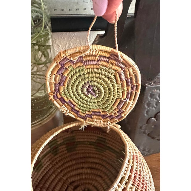 Hand-Woven Native American Horsehair Lidded Basket For Sale - Image 4 of 10