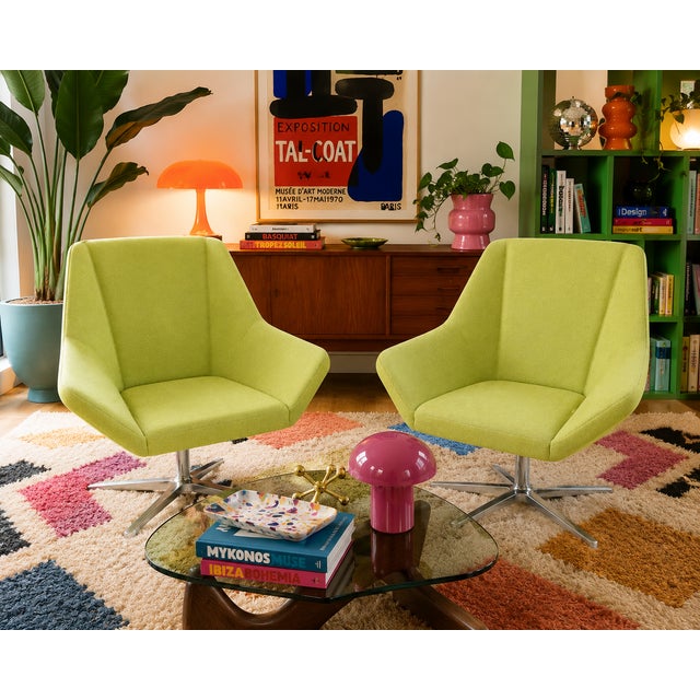 Contemporary Keilhauer Cahoots Swivel Lounge Chairs – Pair – Lime Green For Sale - Image 3 of 6