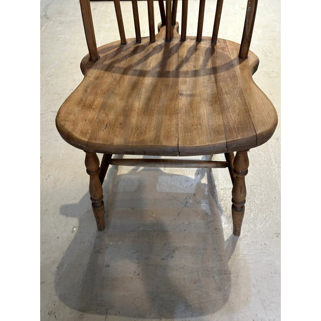 1970s American Arts and Crafts Oak Fiddleback Windsor Chair For Sale In Los Angeles - Image 6 of 9