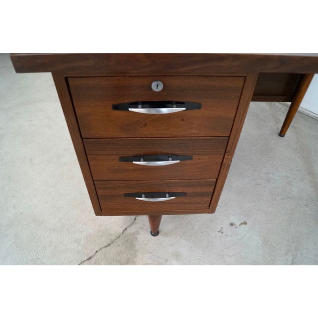 Brown 1960’s Mid-Century Modern Executive Desk by High Point For Sale - Image 8 of 12