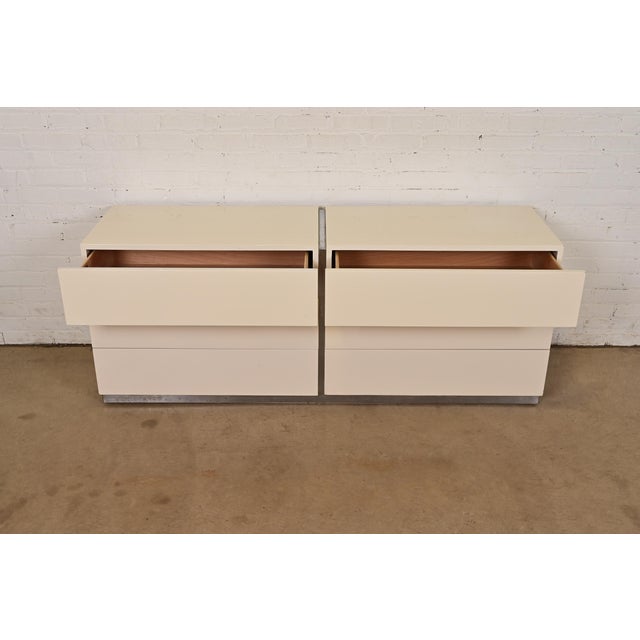 1970s Milo Baughman for Thayer Coggin Cream Lacquer and Chrome Dresser, 1970s For Sale - Image 5 of 13