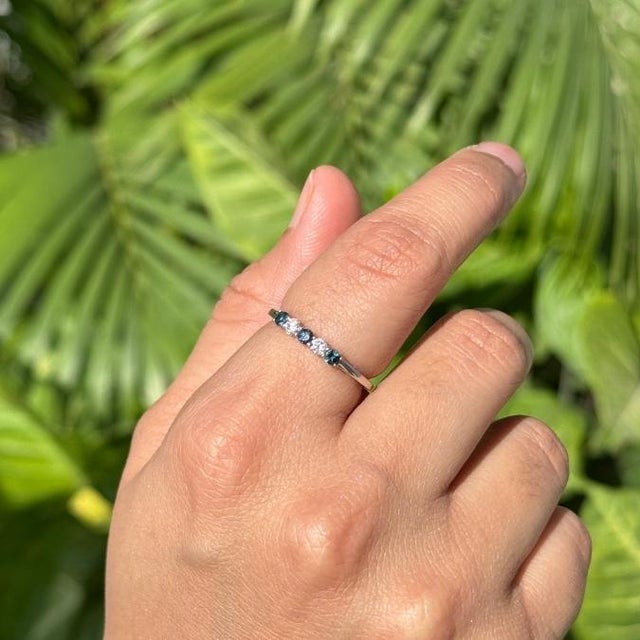 Contemporary 14k Gold Stackable Sapphire & Diamond Alternate Band Ring Size 7 For Sale - Image 3 of 14