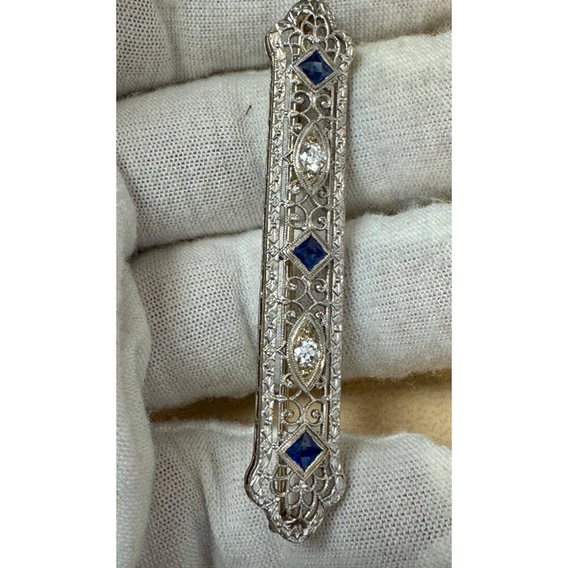 2020s Estate Art Deco Diamond & Sapphire Platinum 4.7 Gm Pin / Broach vs Quality For Sale - Image 5 of 8