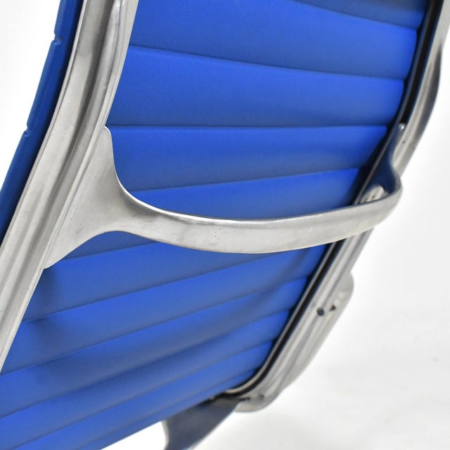 Pair of Eames Aluminum Group Lounge Chairs by Herman Miller Blue For Sale - Image 12 of 13