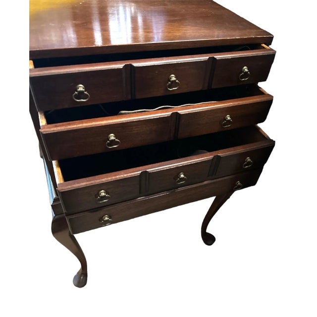 Gorgeous Vintage Hickory Chair Company Mahogany Wood Chest of Drawers in a Queen Anne Style. On beautiful cabriole legs...