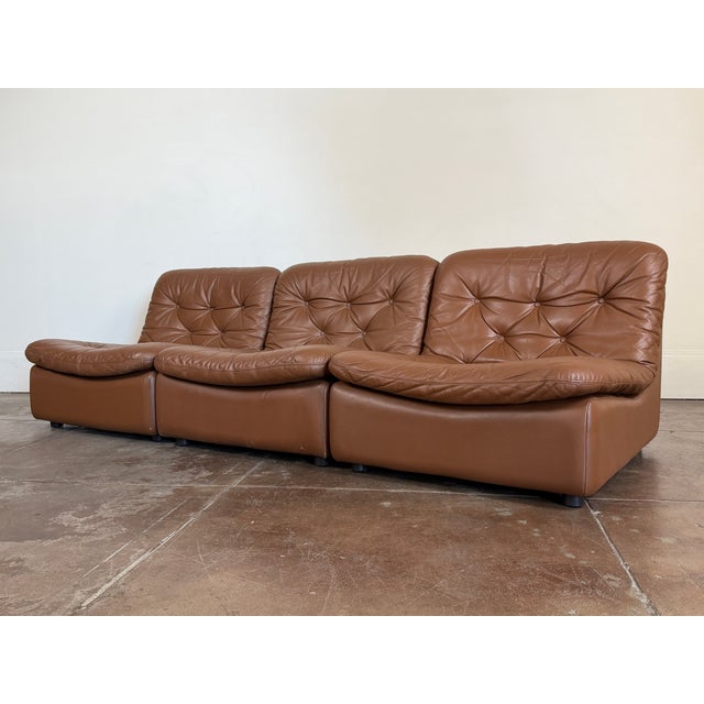 1970s brown leather modular sofa in good vintage condition. Shows some patina in some of the corners of the pieces...