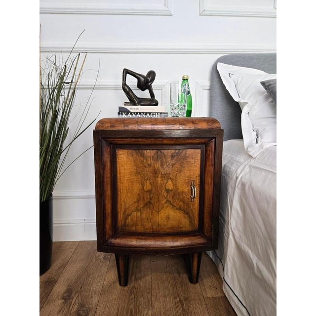 Very elegant and refined pair of Italian 1940s Art Deco bedside tables with great design shape and decors in veneer burl...