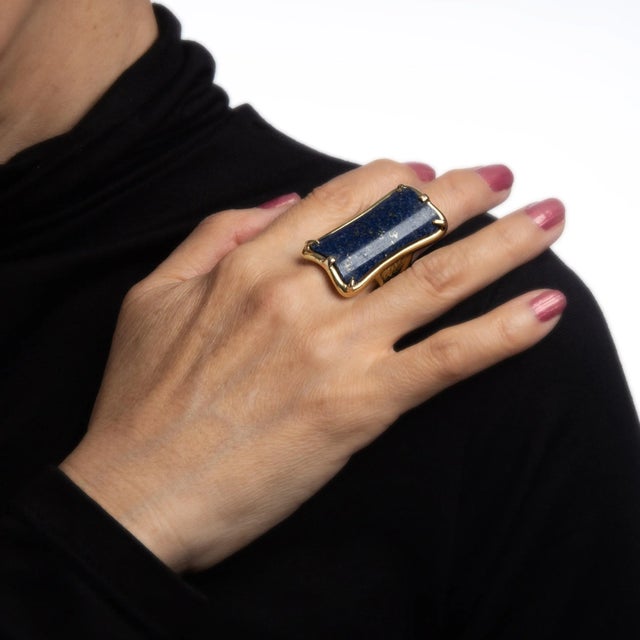 Mid 20th Century Huge Lapis Lazuli Ring Vintage 18k Yellow Gold Cocktail size 5 For Sale In Los Angeles - Image 6 of 7