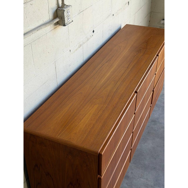 1970s Komfort 12 Drawer Teak Lowboy Dresser Bedroom Storage Denmark Mid-Century Modern 1970s For Sale - Image 5 of 10