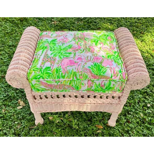 1970s Hollywood Regency Pink Wicker Vanity Stool & Matching Pillow Set – Tailored Lilly Pulitzer "On Parade" Cushion For Sale In Tampa - Image 6 of 12