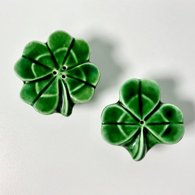 English 1960s Vintage Boho Chic Hollywood Regency Shamrock Salt & Pepper Shakers - A Pair. For Sale - Image 3 of 10