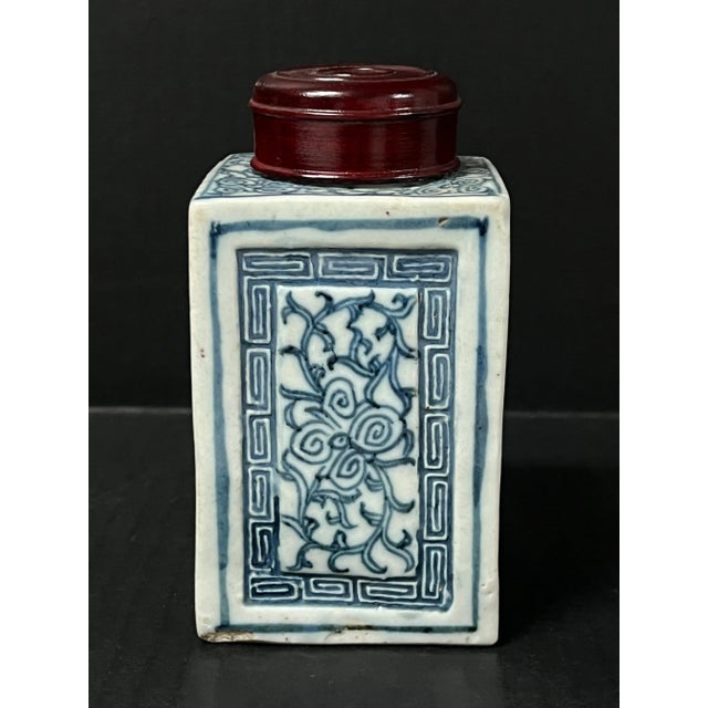Late 19th Century Chinese Art Blue and White Porcelain Tea Caddy With Wooden Cover For Sale - Image 4 of 10
