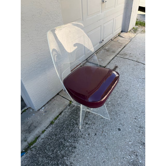 Burgundy Vintage Hollywood Regency Sculptural Lucite Swivel Dining Chairs With Burgundy Seats – Set of 4 For Sale - Image 8 of 12