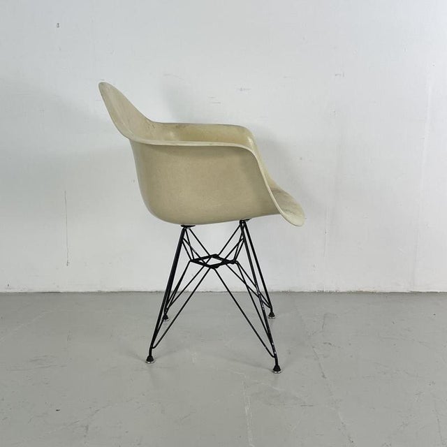 Parchment White Fibreglass DAR Chair by Charles and Ray Eames for Herman Miller, 1950s For Sale - Image 7 of 11