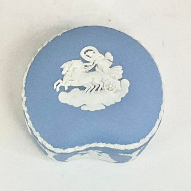 1980s Vintage English Hollywood Regency Wedgwood Blue Trinket Box, Hellenic Greek Images For Sale - Image 10 of 12