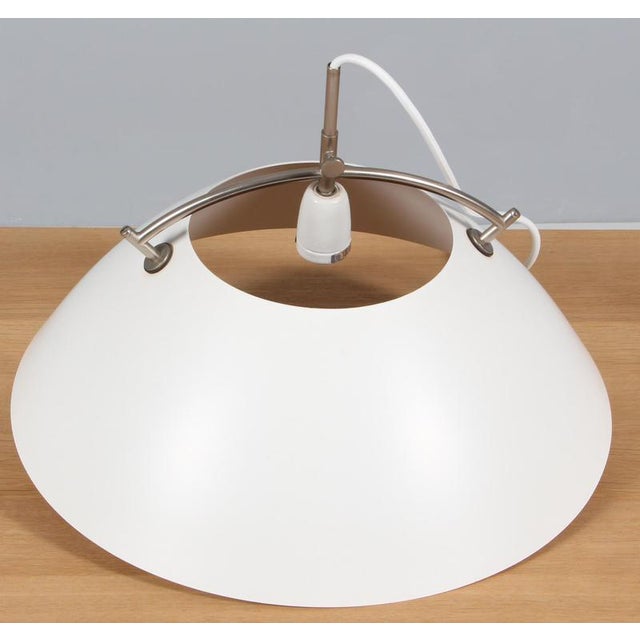 Hans J. Wegner pendant of white lacquered aluminium. Model HJW37, made by Louis Poulsen Up to 250V (Europe/UK...