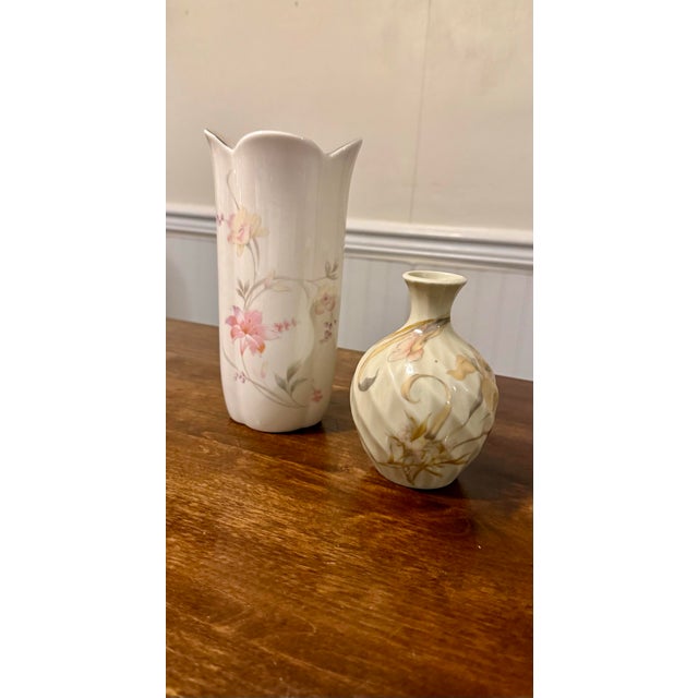 Cream Late 20th Century Fine China of Japan Floral Vase and French Orchid Bud Vase by Toyo Japan For Sale - Image 8 of 12