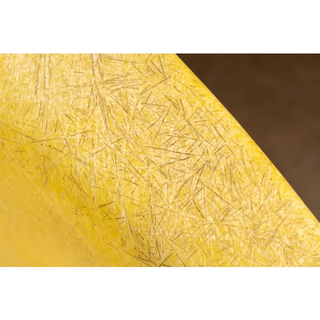 1950s Charles and Ray Eames for Herman Miller Dar Parchment Fiberglass Armchair For Sale - Image 9 of 10