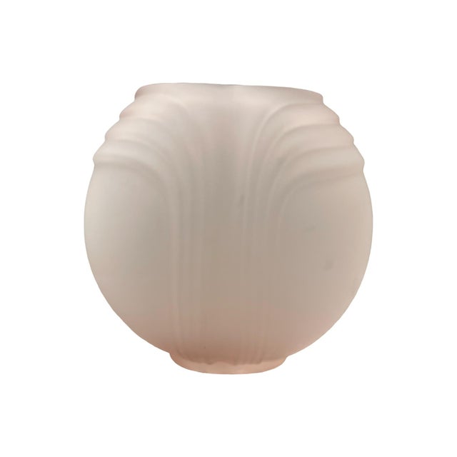 We have for your consideration a gorgeous vintage postmodern small glass soft pink vase from the 1980s. Vase is very clean...