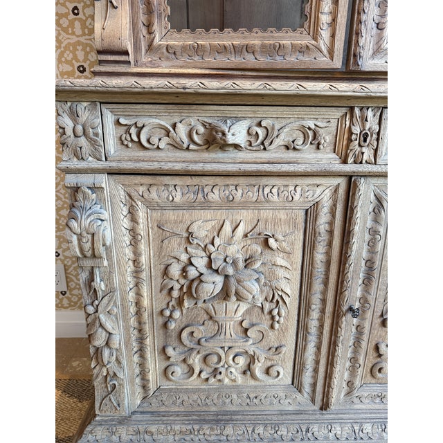 19th Century French Louis XIII Bleached Oak Hunting Buffet Deux Corps/Bookcase For Sale In San Francisco - Image 6 of 9