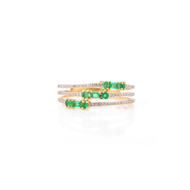 Art Deco 18k Gold Art Deco Emerald Diamond Cluster Wedding Band Ring Size 5.5 For Sale - Image 3 of 12