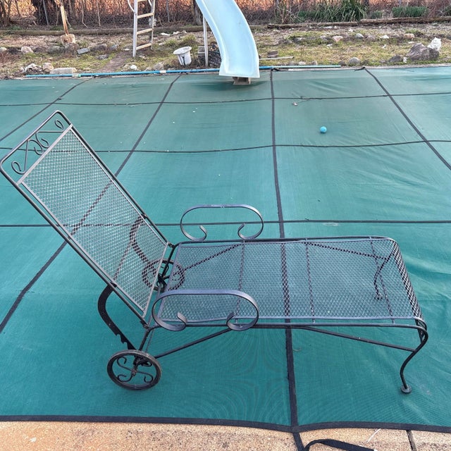 Coastal 1970s Salterini Style Wrought Iron Adjustable Outdoor Patio Chaise Lounge, Attributed For Sale - Image 3 of 7